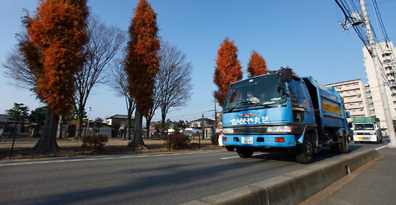 青空の下、やってきました、なんでもやの作業車